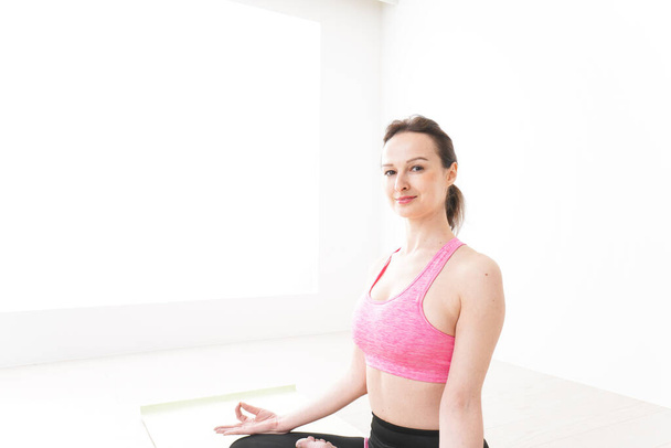 Mladá žena jóga cvičení s úsměvem - Fotografie, Obrázek