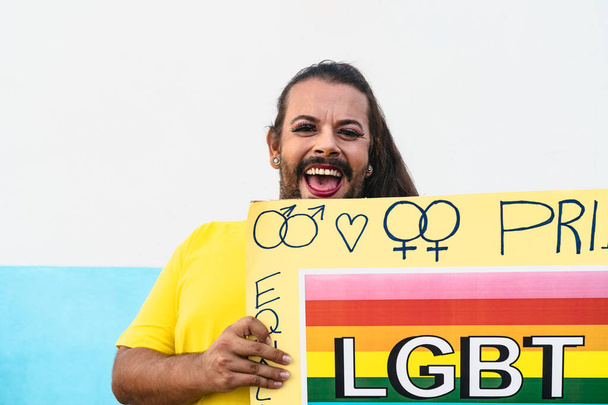Happy drag queen activist hebben plezier tijdens gay trots parade - LGBT sociale beweging concept - Foto, afbeelding