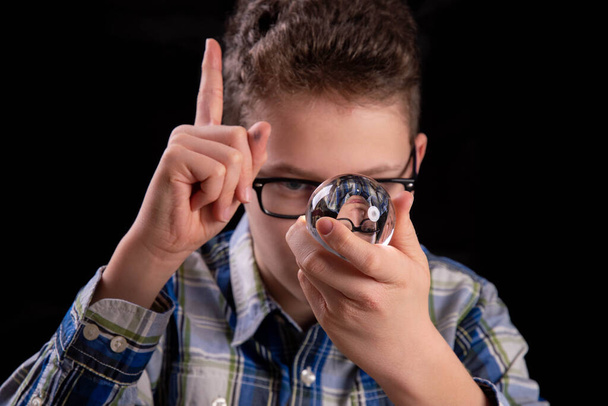 Oppilas katsoo tulevaisuuteen kristallipallo kannettavassa tietokoneessa - Valokuva, kuva