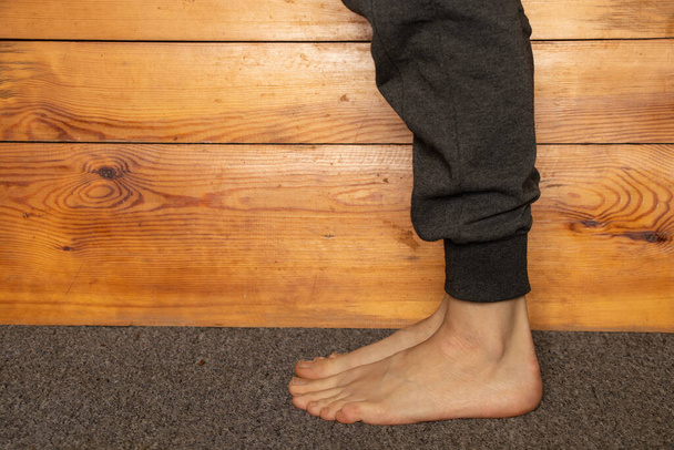 menina pé descalço no chão da casa, pernas close-up - Foto, Imagem