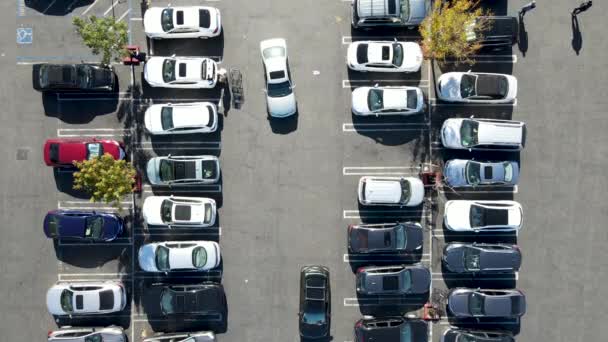 Antenni ylhäältä näkymä parkkipaikalle lajikkeiden värillisiä ajoneuvoja - Materiaali, video