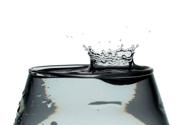 Drop of frozen water falling and making a realistic and natural splash. - Foto, Imagen