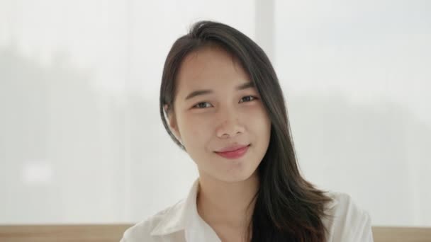 Porträtvideo der schönen asiatischen Frauen zeigt einen frechen Gesichtsausdruck - Filmmaterial, Video