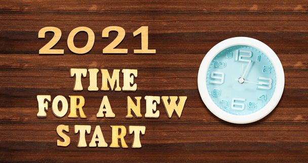 čas na nový start 2021. budík na dřevěném stole - Fotografie, Obrázek