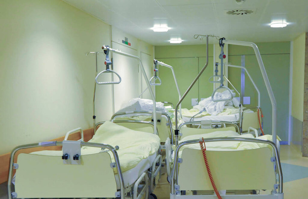Hastane yatağı ve yatağı sağlık ve sağlık sisteminde doludur. - Fotoğraf, Görsel