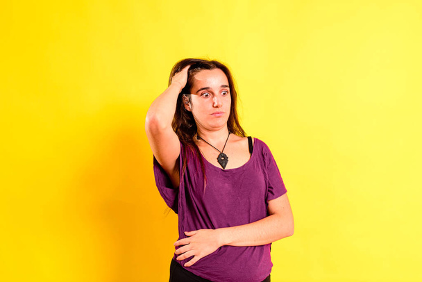 Mladá žena s chybným výrazem, izolovaná na pozadí - Fotografie, Obrázek