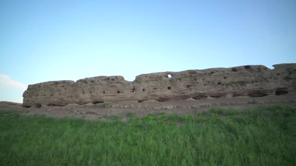 ερείπια της αρχαίας πόλης, κτίριο και τείχος από την αρχαιότητα σε απέραντη πεδιάδα.Baibaliq Baibalik Uighur Μογγολία Khutag Khar Bukh Balgas Ordu-Baliq ιστορία ερείπιο ερείπιο ερείπιο ερείπιο αρχαιολογία πέτρινα τείχη πέτρινα συντρίμμια βράχο διάσωση σκουπίδια φθαρμένα φιλμ 4K. - Πλάνα, βίντεο