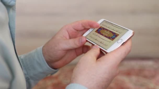 Muslimi lukee Koraania moskeijassa matkapuhelimella - Materiaali, video