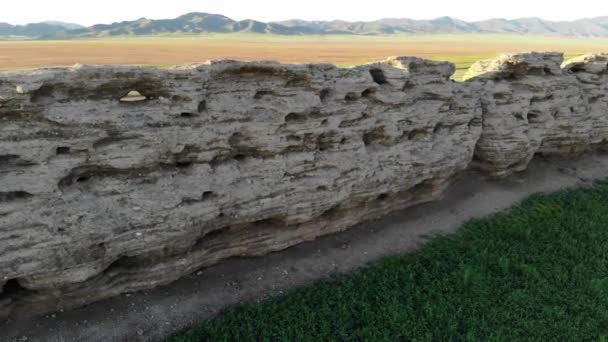 ερείπια της αρχαίας πόλης, κτίριο και τείχος από την αρχαιότητα σε απέραντη πεδιάδα.Baibaliq Baibalik Uighur Qaghanate Khutag Khar Bukh Balgas Ordu-Baliq ιστορία ερείπιο ερείπιο ερείπιο ερείπιο αρχαιολογία πέτρινα τείχη πέτρινα συντρίμμια βράχο διάσωση σκουπίδια φθαρμένα φιλμ 4K - Πλάνα, βίντεο