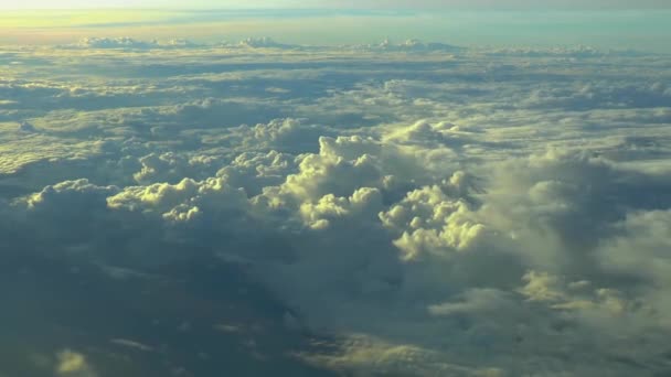 Vliegen boven de wolken in een commercieel vliegtuig in de schemering. Werkelijke beelden op grote hoogte.  - Video