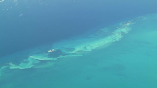Légi felvételek elszigetelt szigetekről a Bahamákon. Tényleges nagy magasságú felvételek. - Felvétel, videó