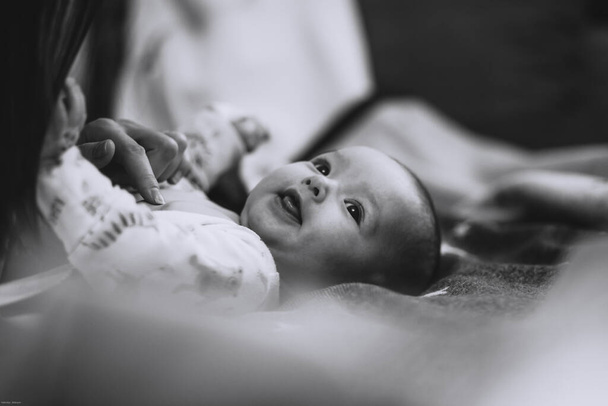 Upřímná fotka tříměsíčního miminka během dne, kdy spí. Suché a zdravé tělo a kůže pro děti koncept. Dětská školka - Fotografie, Obrázek