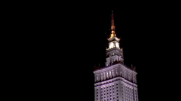 Palast der Kultur und Wissenschaft in der Nacht in der Innenstadt von Warschau, Polen. - Filmmaterial, Video