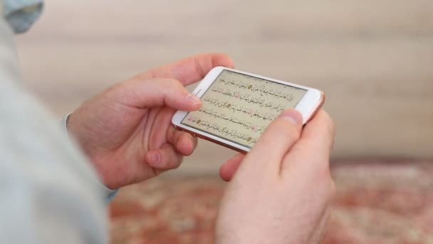 reading quran in mosque with mobile phone - Footage, Video