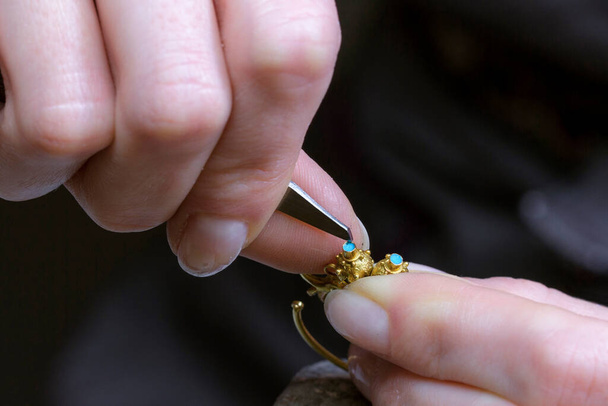 Beroepsjuwelier. Ambacht sieraden maken. Handen van een juwelier. Handwerk. Sluiten.. - Foto, afbeelding