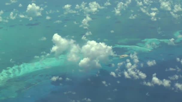 Imagens aéreas de ilhas isoladas nas Bahamas. Imagens reais de alta altitude. - Filmagem, Vídeo