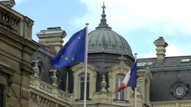 Drapeau de la France et drapeau de l'Europe agitant au centre-ville de Lille, Nord-Pas-de-Calais, France. - Séquence, vidéo