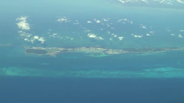 Légi felvétel egy szigetről a Bahamákon. Tényleges nagy magasságú felvételek. - Felvétel, videó