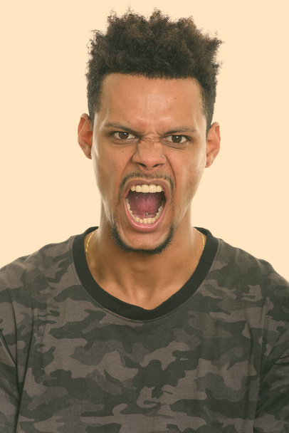 Face of young angry African man shouting - Foto, Imagen