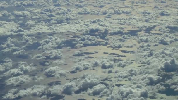 Volando sobre las nubes, sobre el océano. Imágenes reales de gran altitud.  - Imágenes, Vídeo