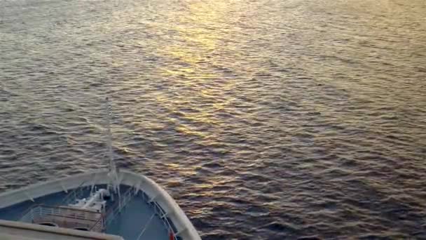 カリブ海のクルーズ船の船首から見た黄金の時間の反射を緩和する. - 映像、動画