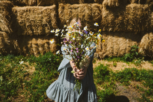 Cottagecore, Countryside aesthetics, Farming, Farmcore, Countrycore, slow life. Young girl in peasant dress and with flowers enjoying nature on country farm. Modern rural fantasy, pastoral aesthetic - Foto, afbeelding