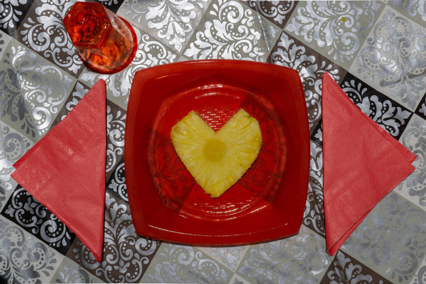 czerwona płyta z ananasem w kształcie serca - Zdjęcie, obraz