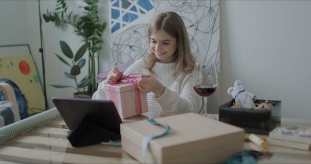 Kobieta pakowanie prezenty świąteczne prezent - Zdjęcie, obraz