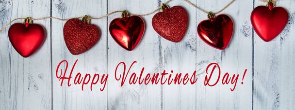 joyeux fond Saint Valentin, coeurs rouges sur un fond en bois.  - Photo, image