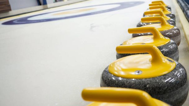 Pierres de granit pour le curling sur glace blanche close-up. Sport d'hiver, jeu d'équipe.Club de curling - Photo, image