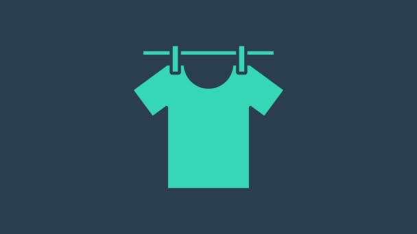 Turkoois Droogkleding pictogram geïsoleerd op blauwe achtergrond. Schoon shirt. Was kleren op een touw met wasknijpers. Kleding zorg en opgeruimdheid. 4K Video motion grafische animatie - Video