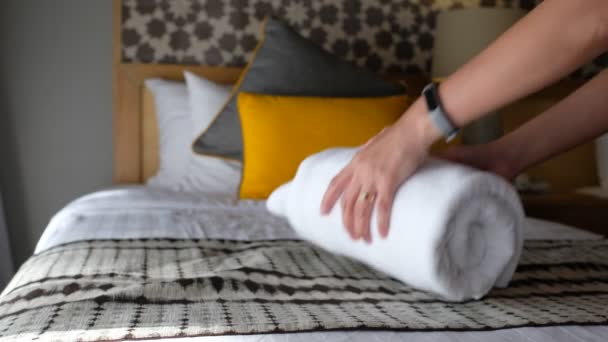 sprzątanie hotelu, ręcznik kąpielowy na białym łóżku, room-service  - Materiał filmowy, wideo