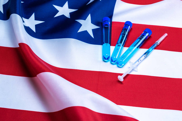 Medical needles. Medical syringe with needle for protection flu virus and coronavirus. Covid vaccine usa flag of america. Nurse or doctor. Liquid drug or narcotic - Foto, imagen