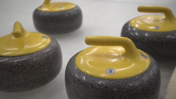 Granieten stenen voor krullen op wit ijs close-up.Wintersport, teamspel.Curling Club. 4K-video. - Video