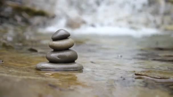 Zen πέτρες και ποταμό - Πλάνα, βίντεο