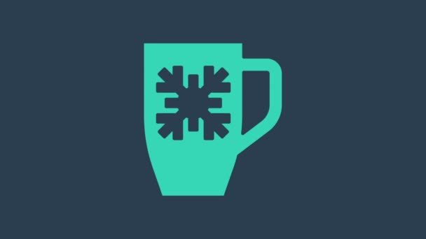 Taza de café turquesa con icono de copo de nieve aislado sobre fondo azul. Taza de té. Café caliente. Feliz Navidad y Feliz Año Nuevo. Animación gráfica de vídeo 4K - Metraje, vídeo