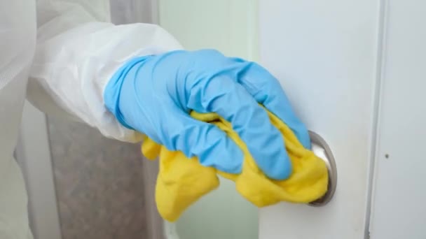 Tıbbi koruyucu eldivenli birinin evdeki kapı kollarına antiseptik verip dezenfekte etmesi. Coronavirüs ve covid-19 'a karşı savaş - Video, Çekim