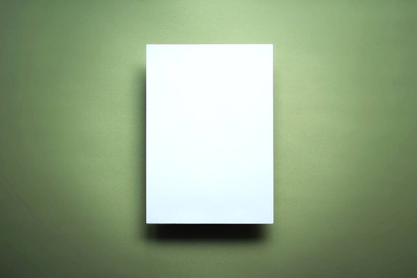 Pusty biały papier arkusz zielony tło - Zdjęcie, obraz