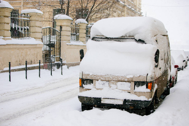 Pysäköityjä autoja lumen peitossa lumimyrskyn jälkeen. Huono sää, lumisade kaupungissa. Talvi Pietarissa - Valokuva, kuva