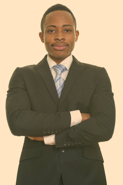 Jovem e bonito empresário africano com braços cruzados - Foto, Imagem