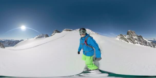 SELFIE : Jeune homme déchiquetant des pentes non damées lors d'un voyage de snowboard dans les Rocheuses - Séquence, vidéo