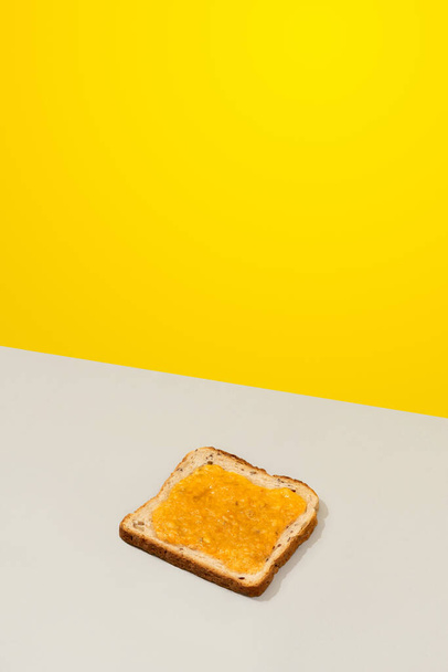 Délicieux pain grillé avec confiture de citron sur fond gris - Photo, image