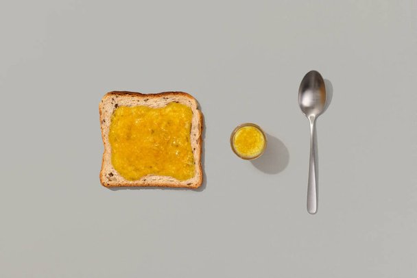 Toast s citrónovou marmeládou na šedém pozadí - Fotografie, Obrázek