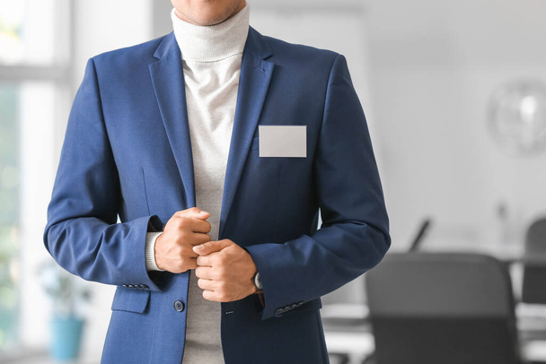Eleganter Mann im Anzug mit blankem Abzeichen im Amt - Foto, Bild