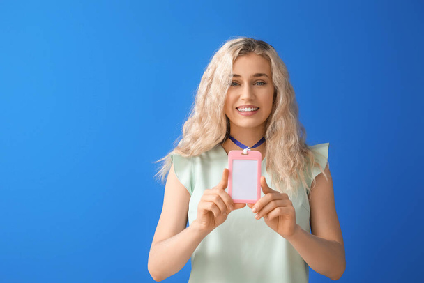 Молода жінка з порожнім значком на кольоровому фоні
 - Фото, зображення