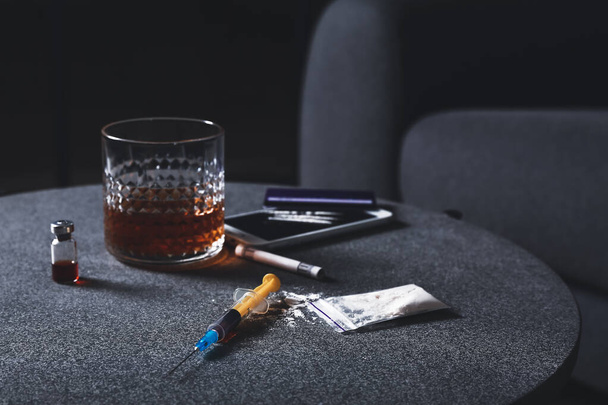 Glas alcohol en drugs op tafel - Foto, afbeelding