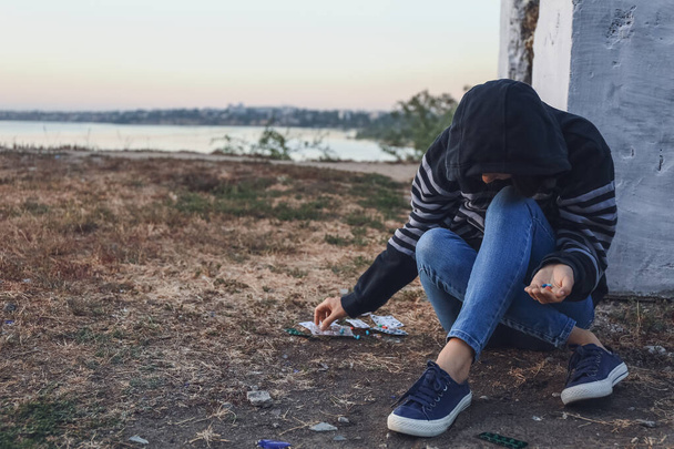 Mujer drogadicta tomando drogas al aire libre - Foto, Imagen