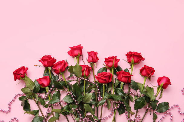 Beautiful red roses on color background - Foto, Imagen