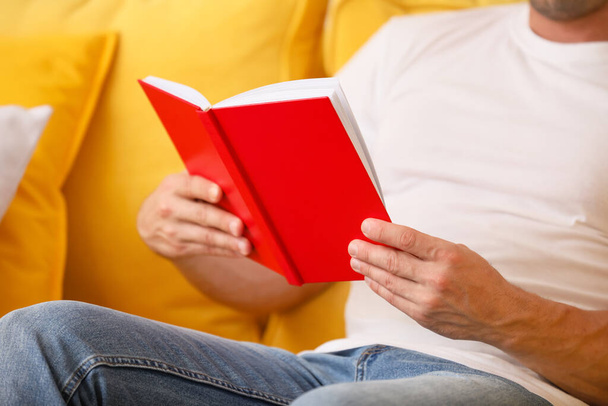 Férfi olvasás könyv otthon, közelkép - Fotó, kép