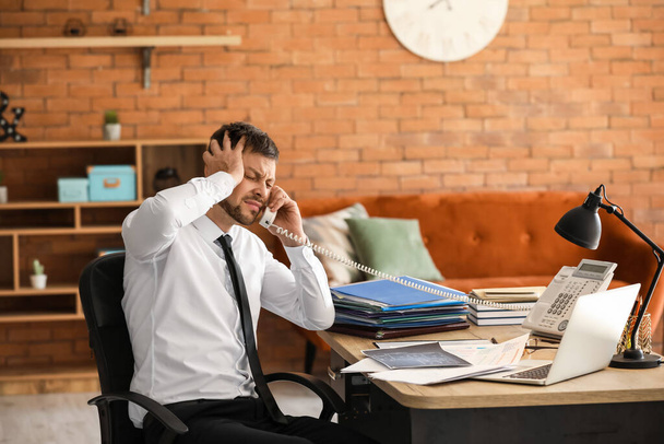 Stresszes üzletember próbál betartani a határidőt az irodában - Fotó, kép